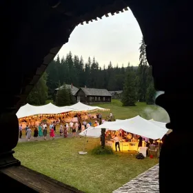 Afrikai sátras szabadtéri esküvő Marosvásárhely közelében – stretch tent