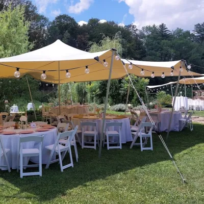 Cort african de inchiriat, montat in curtea unui restaurat din Transilvania