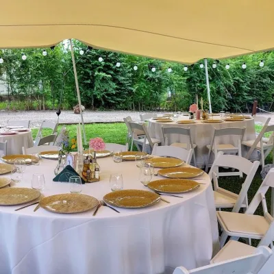 Detalii elegante de decor pentru o nuntă outdoor cu cort stretch și atmosferă caldă 