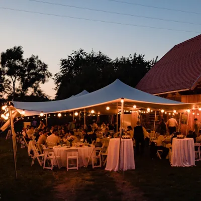 Cort african mare de inchiriat decorat cu ghirlande luminoase